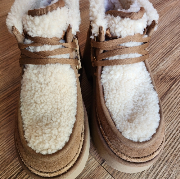 Size 9 - UGG Classic Cozy Tan Shearling Women's Platform Shoes - Picture 12 of 15